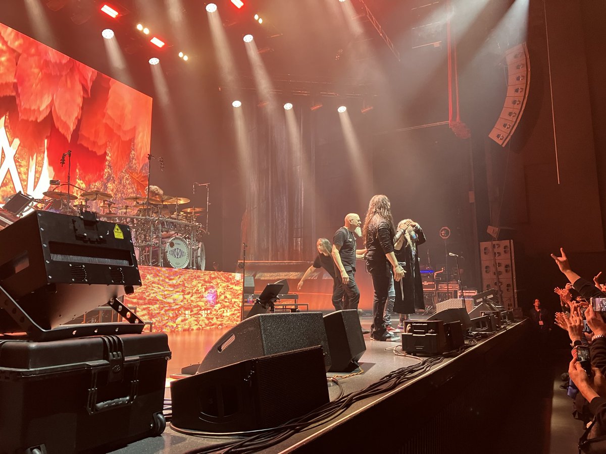 ASIAMETAL4's tweet photo. ドリームシアター
ペトルーシがポートノイに話かけて
笑っているシーンが多く、復帰して
ホント嬉しいのでしょうね😁

終了後の挨拶が終わると
マイヤンは毎度の如く、足早に
ステージ袖に去って行った💦 https://t.co/YpIRNjHsQV