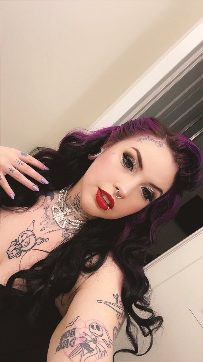 yearnforviolet's tweet photo. Never active on here yet still receiving DMs from subs from last year 😆😆 https://t.co/SmjFbFqVsZ