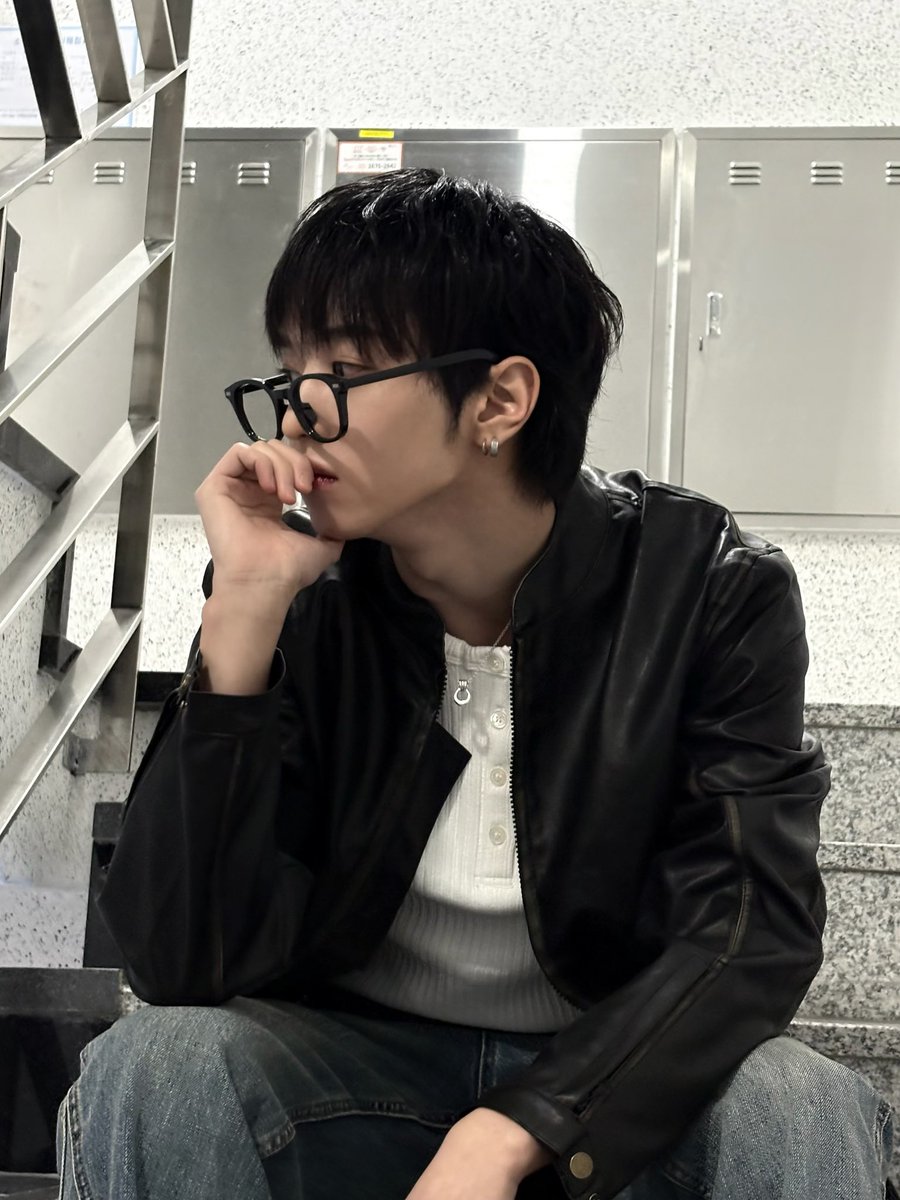 xikers_official's tweet photo. [#유준] 👓
#xikers #싸이커스 https://t.co/B9DeD2qdaW