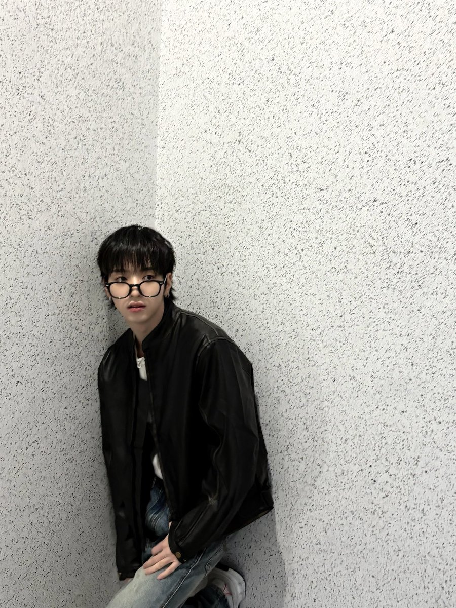 xikers_official's tweet photo. [#유준] 👓
#xikers #싸이커스 https://t.co/B9DeD2qdaW