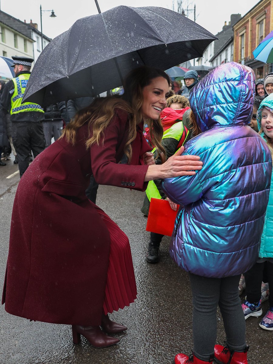 O Príncipe e a Princesa de Gales cumprimenta moradores locais durante uma visita aos Jardins Suspensos, em Llanidloes. 

📸 Andrew Parsons | Kensington Palace