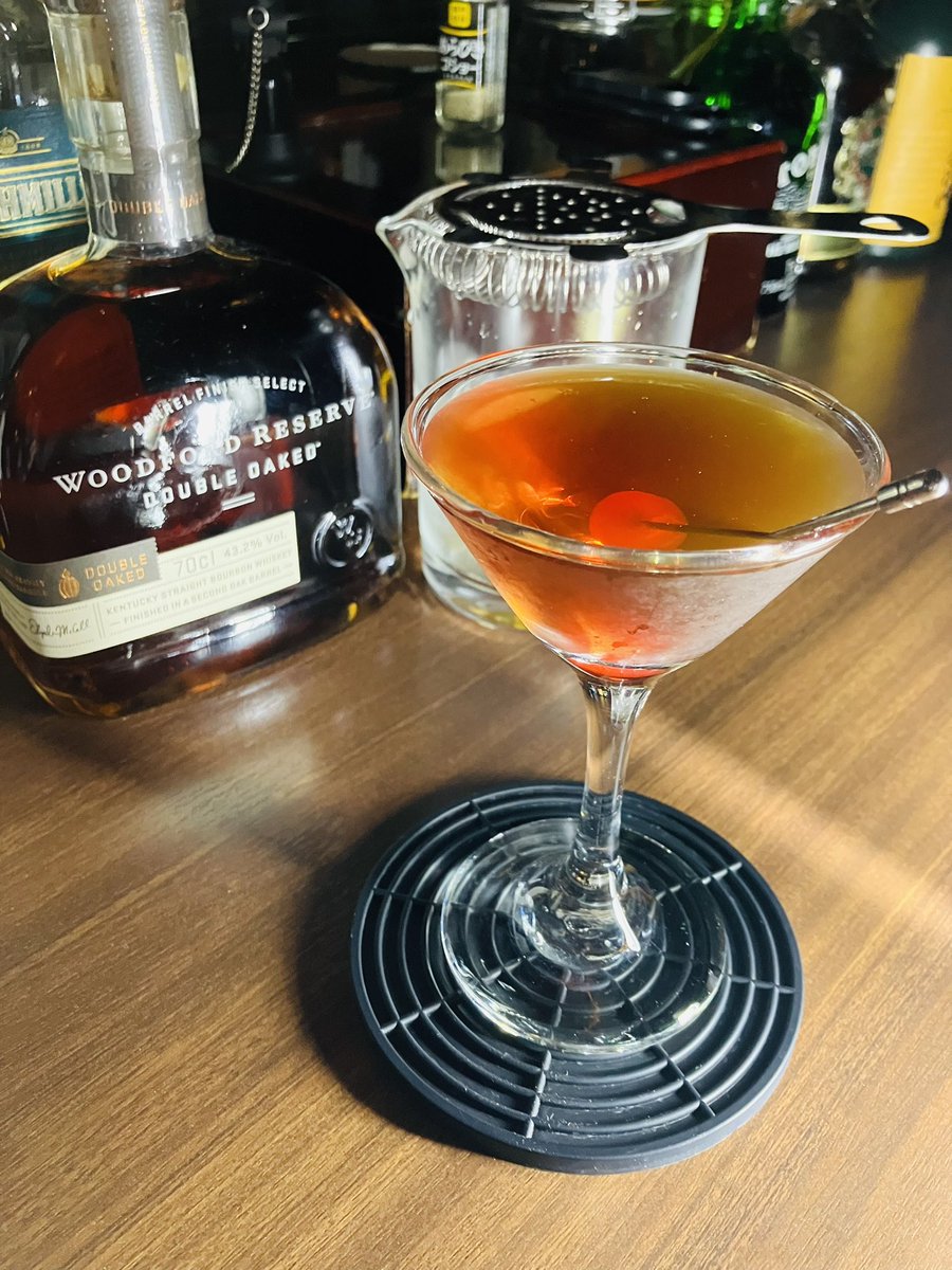 LarmanBar's tweet photo. バーラーマン��本日2/26（水）は、夜7時〜夜中3時まで営業中。

写真は、スモーキーマンハッタン。

材料: ウッドフォードリザーブ・ダブルオーク (45ml)、ラフロイグ (2tsp)、スイートベルモット (15ml)、ビターズ (2tsp）。

#赤坂バー #東京バー #traveljapan #tokyobar #赤坂　　元放送作家 https://t.co/xpnRR1qpoR
