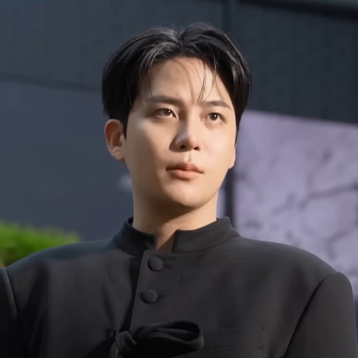 ox_playDumB's tweet photo. HES SO HANDSOME I CANTTTTTTT https://t.co/vyLIxo1v3j