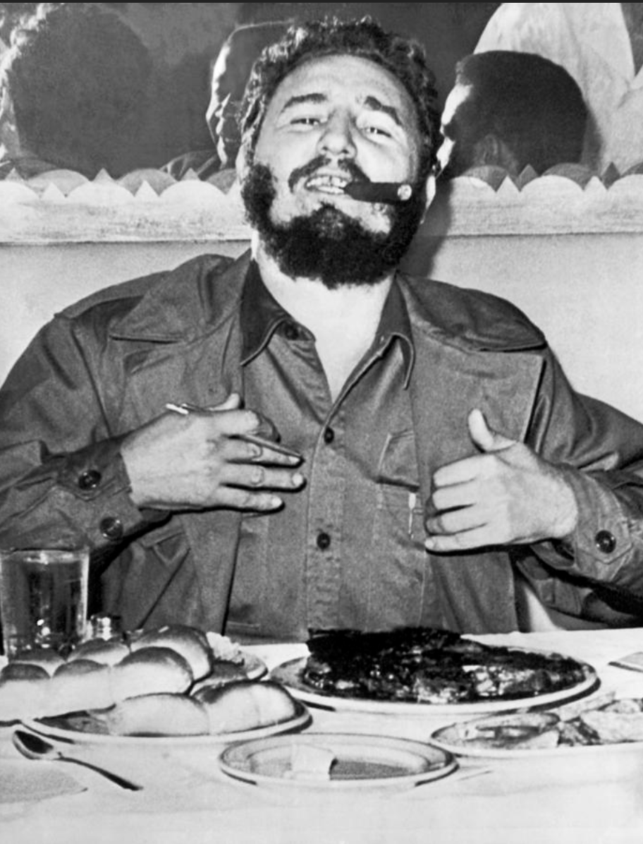Fidel Castro, como buen naco, fumando mientras come el churrasco que el cubano de a pie nunca verá en su mesa.
Pensar que hay gente que admira a esta escoria y quiere para México una dictadura empobrecedora similar.