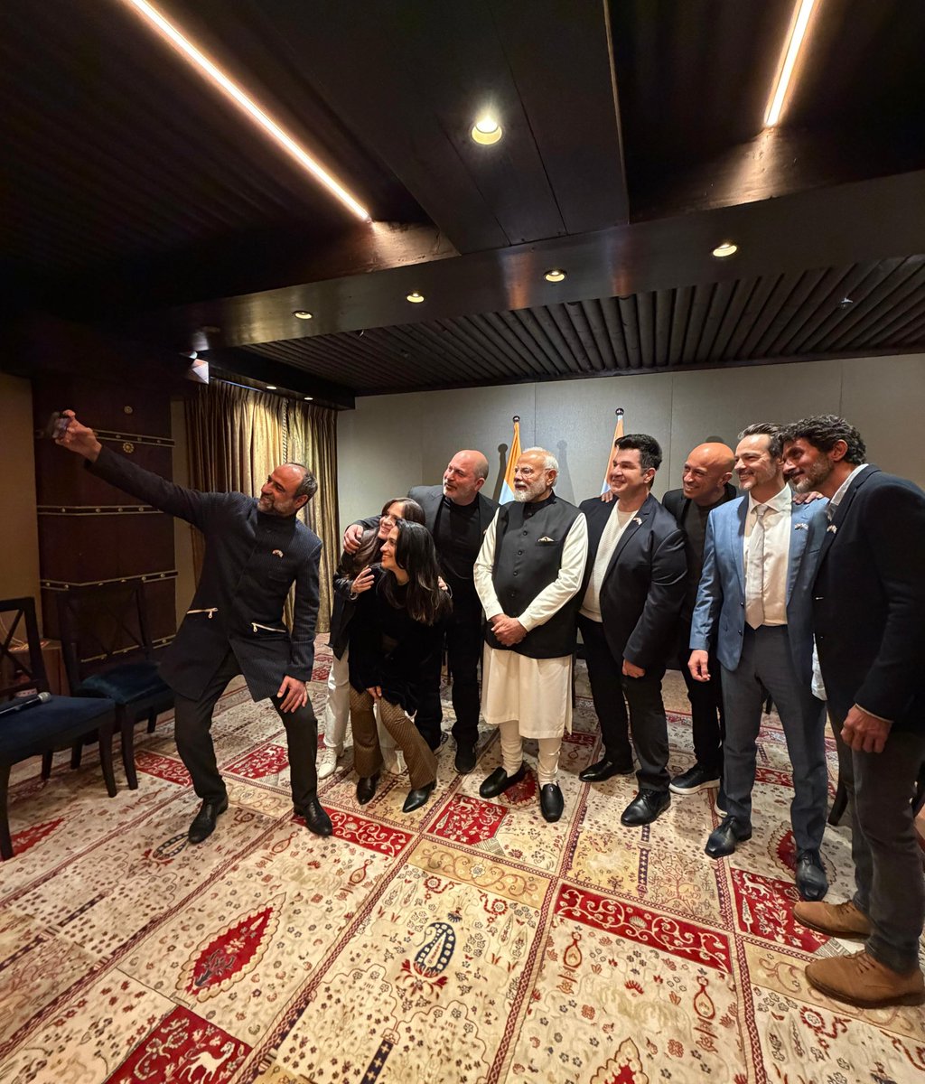 pramiladixit's tweet image. A special selfie moment with PM @narendramodi and the Fauda team.

#Fauda
