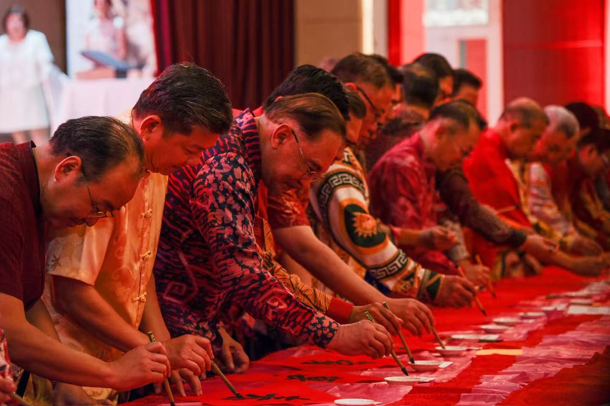 CCTVAsiaPacific's tweet image. Malaysian Prime Minister Anwar Ibrahim attended a #ChineseNewYear celebration event organized by local Chinese communities on Thursday. During the event, the Prime Minister wrote the Chinese character “Wan” with a calligraphy brush. In his speech, he emphasized the growing