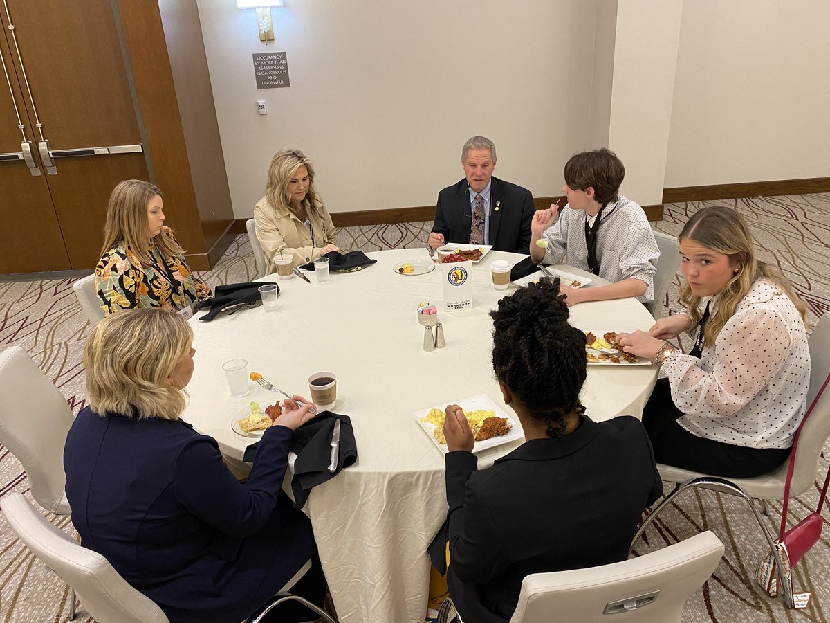 electriccoopsms's tweet photo. Cooperative Leaders Workshop students dine with state lawmakers Thursday. #MS2DC #MSCYL #YTDC #YT26 https://t.co/ik3LngY6ez