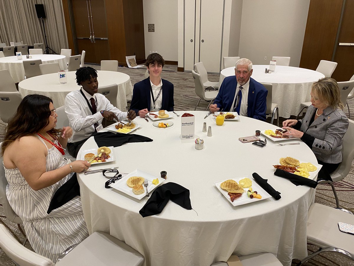 electriccoopsms's tweet photo. Cooperative Leaders Workshop students dine with state lawmakers Thursday. #MS2DC #MSCYL #YTDC #YT26 https://t.co/ik3LngY6ez