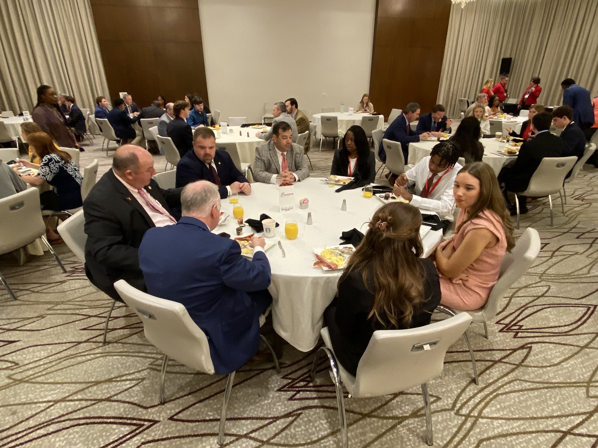electriccoopsms's tweet photo. Cooperative Leaders Workshop students dine with state lawmakers Thursday. #MS2DC #MSCYL #YTDC #YT26 https://t.co/ik3LngY6ez