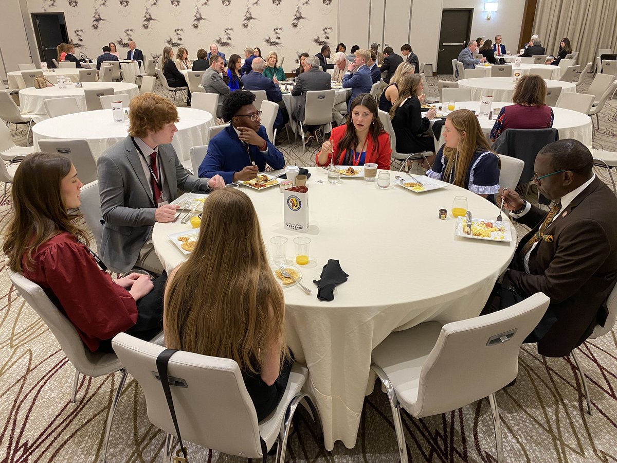 electriccoopsms's tweet photo. Cooperative Leaders Workshop students dine with state lawmakers Thursday. #MS2DC #MSCYL #YTDC #YT26 https://t.co/ik3LngY6ez