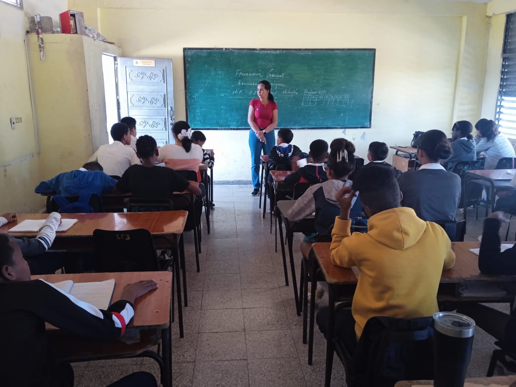 Se aplica la formación vocacional de los estudiantes de la ESBU: Hermanos Tudela por los profesores Yorgelis Calzado y Meynalda Cadena. #SiempreJoven #MinEducacion #feemprovincialguantànamo #RaquelLaviste #EducacionGuantanamo #100añosconfidel
