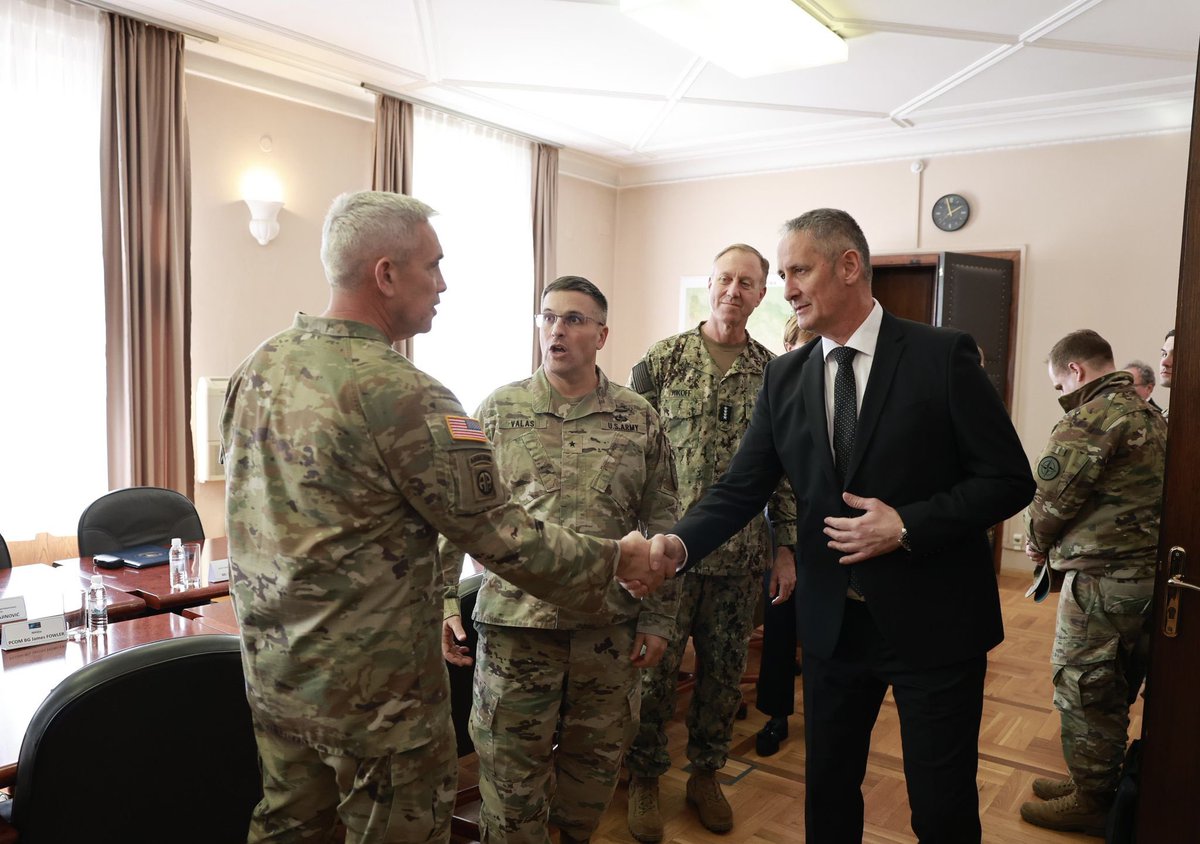 Na sastanku s admiralom George M. Wikoffom, zapovjednikom Zapovjedništva zajedničkih savezničkih snaga u Napulju, razgovarao sam o sigurnosnim izazovima i reformama Ministarstva obrane i Oružanih snaga BiH.

„Važno je da dužnost zapovjednika NATO stožera u Sarajevu obavlja