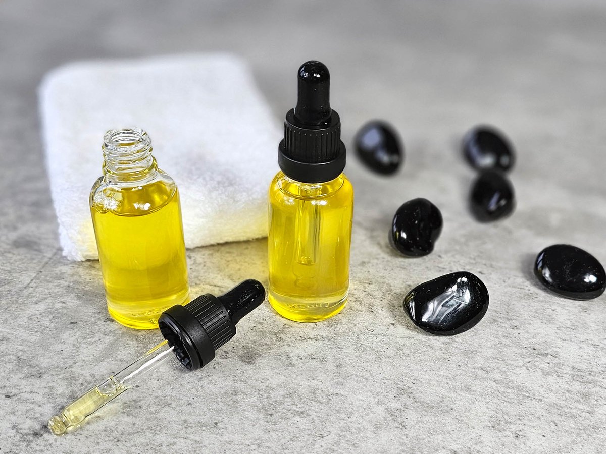 SavvyHomemade's tweet photo. ✨ DIY Oil Cleanser: A Simple Oil-to-Milk Recipe That Rinses Clean! 🌿💧 Check out the recipe Beginner-friendly, water-free, and suitable for all skin types. 👋💖 👉 https://t.co/lTG7QqMrSv #savvyhomemade #diybeauty #diybeautyproducts #DIYBeauty #Skincare #Cleanser https://t.co/cRS5goiPYF
