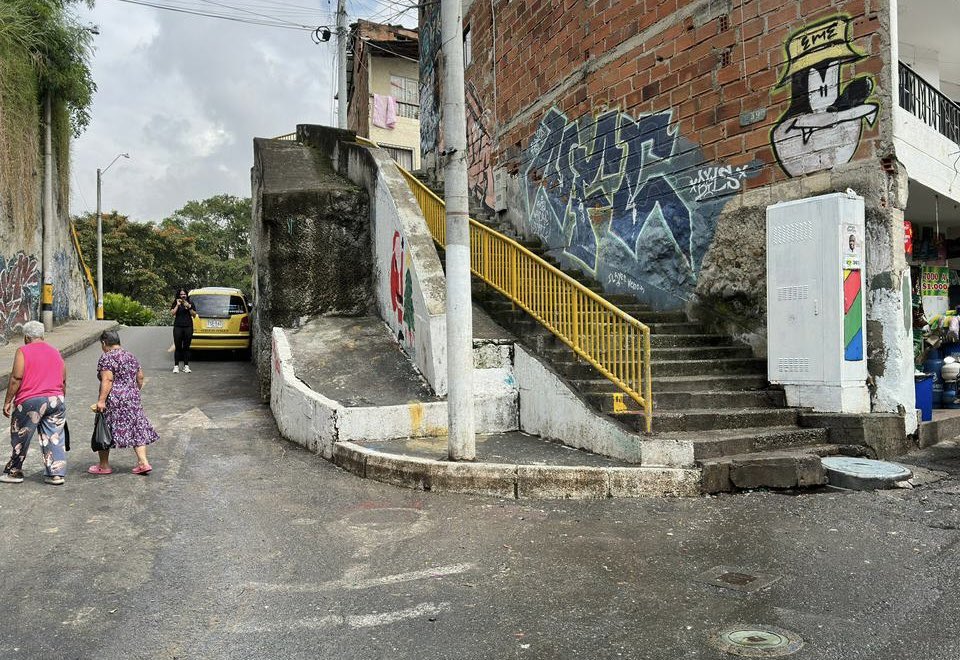Emvarias's tweet photo. Hoy venimos con una triste historia… 😔💔

El día de ayer, nuestro equipo comenzó la jornada con toda la actitud, el amor y el compromiso para recuperar un punto que estaba lleno de residuos, en el barrio El Salado, Comuna 13. Lo limpiamos, lo transformamos y le devolvimos su belleza para que los vecinos pudieran disfrutar de un espacio limpio, agradable y digno. Así de lindo quedó.

Pero mira la última foto… Hoy regresamos a verificar el lugar y, ¡oh sorpresa!, ya está nuevamente lleno de residuos, aunque la próxima frecuencia de recolección es el sábado.

La pregunta es simple: ¿cómo te gusta ver tu barrio?
Cada habitante aporta a que nuestros espacios se mantengan limpios, lindos y que nos generen orgullo de vivir en ellos. 🌆⛅️🧹🚚