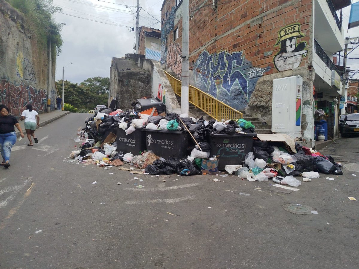 Emvarias's tweet photo. Hoy venimos con una triste historia… 😔💔

El día de ayer, nuestro equipo comenzó la jornada con toda la actitud, el amor y el compromiso para recuperar un punto que estaba lleno de residuos, en el barrio El Salado, Comuna 13. Lo limpiamos, lo transformamos y le devolvimos su belleza para que los vecinos pudieran disfrutar de un espacio limpio, agradable y digno. Así de lindo quedó.

Pero mira la última foto… Hoy regresamos a verificar el lugar y, ¡oh sorpresa!, ya está nuevamente lleno de residuos, aunque la próxima frecuencia de recolección es el sábado.

La pregunta es simple: ¿cómo te gusta ver tu barrio?
Cada habitante aporta a que nuestros espacios se mantengan limpios, lindos y que nos generen orgullo de vivir en ellos. 🌆⛅️🧹🚚
