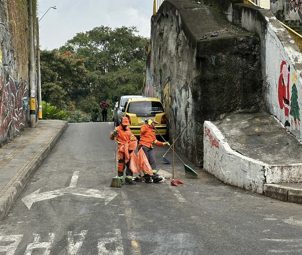 Emvarias's tweet photo. Hoy venimos con una triste historia… 😔💔

El día de ayer, nuestro equipo comenzó la jornada con toda la actitud, el amor y el compromiso para recuperar un punto que estaba lleno de residuos, en el barrio El Salado, Comuna 13. Lo limpiamos, lo transformamos y le devolvimos su belleza para que los vecinos pudieran disfrutar de un espacio limpio, agradable y digno. Así de lindo quedó.

Pero mira la última foto… Hoy regresamos a verificar el lugar y, ¡oh sorpresa!, ya está nuevamente lleno de residuos, aunque la próxima frecuencia de recolección es el sábado.

La pregunta es simple: ¿cómo te gusta ver tu barrio?
Cada habitante aporta a que nuestros espacios se mantengan limpios, lindos y que nos generen orgullo de vivir en ellos. 🌆⛅️🧹🚚