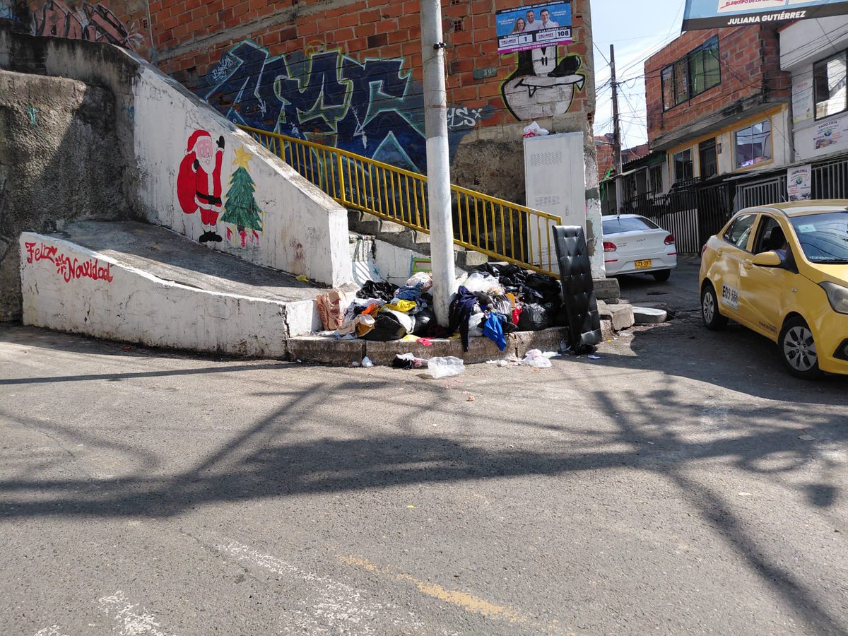 Emvarias's tweet photo. Hoy venimos con una triste historia… 😔💔

El día de ayer, nuestro equipo comenzó la jornada con toda la actitud, el amor y el compromiso para recuperar un punto que estaba lleno de residuos, en el barrio El Salado, Comuna 13. Lo limpiamos, lo transformamos y le devolvimos su belleza para que los vecinos pudieran disfrutar de un espacio limpio, agradable y digno. Así de lindo quedó.

Pero mira la última foto… Hoy regresamos a verificar el lugar y, ¡oh sorpresa!, ya está nuevamente lleno de residuos, aunque la próxima frecuencia de recolección es el sábado.

La pregunta es simple: ¿cómo te gusta ver tu barrio?
Cada habitante aporta a que nuestros espacios se mantengan limpios, lindos y que nos generen orgullo de vivir en ellos. 🌆⛅️🧹🚚