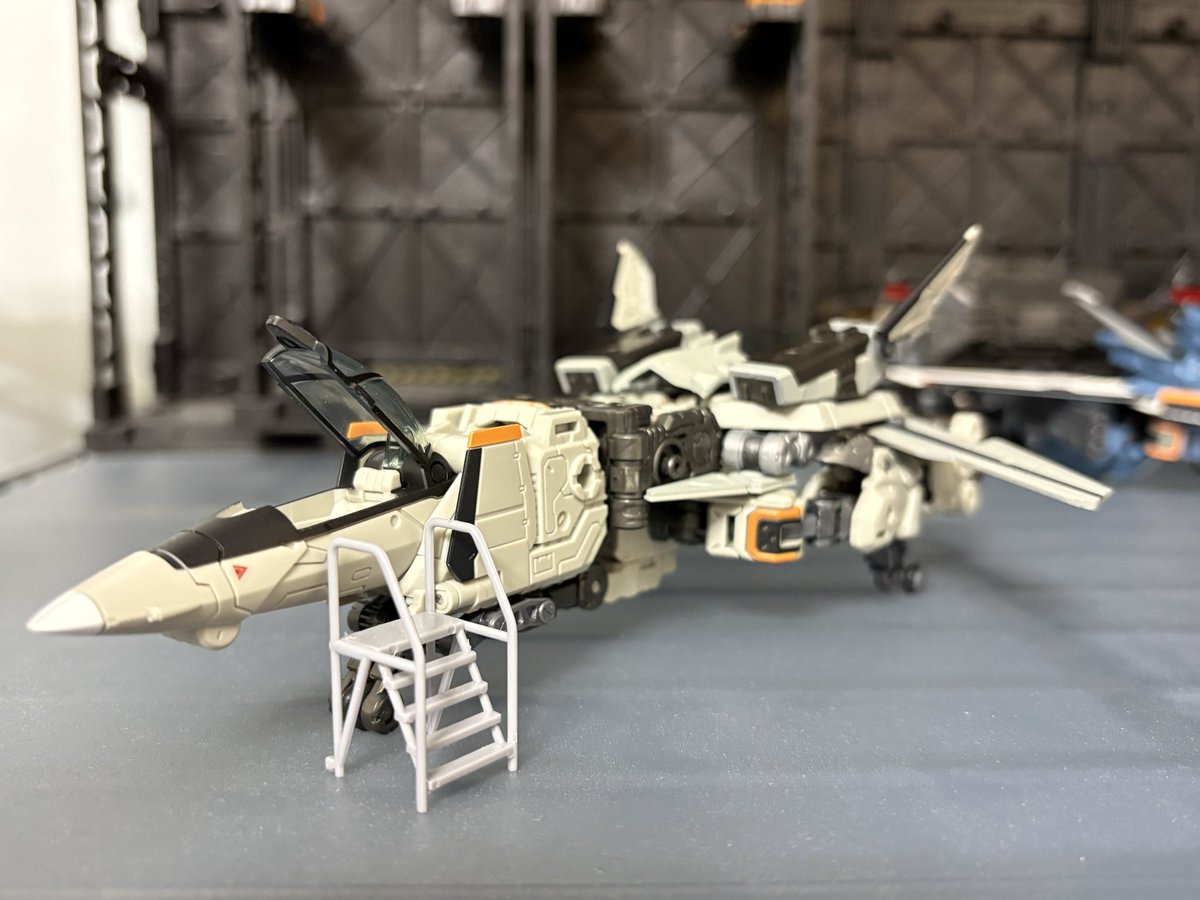 yu_tbot_opt's tweet photo. ランディングギアを展開可能に。
駐機状態もちゃんと決まるようにするのが俺流。
脚のフレームを作るにあたり、上手いこと組み込めました。
これ結構頑張ったのでガチで褒めて欲しい。
#ダイアクロン https://t.co/nE3swrh3Xc