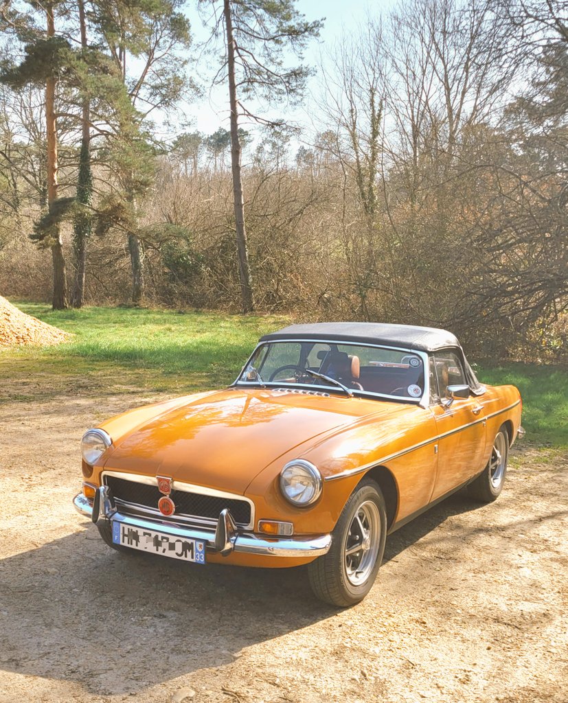 leBarx's tweet photo. A pretty perfect original UK spec French registered MGB spotted here in deepest Dordogneshire. Lovely. https://t.co/3vsk5ynViw