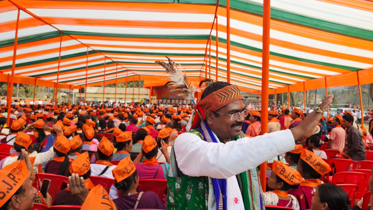 SameerOraon16's tweet photo. #असम_प्रवास 
असम के गोलपाड़ा मे भाजपा के अंत्योदय नीतियों से प्रभावित होकर जनजाति समाज के लोगो ने भारी संख्या मे भाजपा मे शामिल हुए,

इस भव्य मिलन कार्यक्रम मे भाजपा के विकास और देश समर्पित नीतियों साथ ही जनजाति समाज के लिए भाजपा की सकरात्मक नीतियों को अपने वक्तव्य से साजा किया, https://t.co/eu0qoLES0h