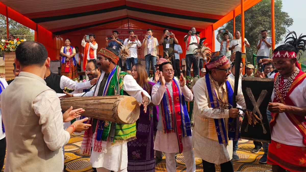 SameerOraon16's tweet photo. #असम_प्रवास 
असम के गोलपाड़ा मे भाजपा के अंत्योदय नीतियों से प्रभावित होकर जनजाति समाज के लोगो ने भारी संख्या मे भाजपा मे शामिल हुए,

इस भव्य मिलन कार्यक्रम मे भाजपा के विकास और देश समर्पित नीतियों साथ ही जनजाति समाज के लिए भाजपा की सकरात्मक नीतियों को अपने वक्तव्य से साजा किया, https://t.co/eu0qoLES0h