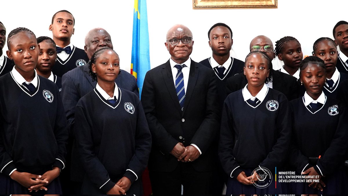 PmeMiniste43625's tweet photo. Le min des PME @JustinKALUMBA a reçu des élèves du Collège Saint-Damien de l’UPN ayant présenté des projets innovants en agriculture, transformation et numérique. Impressionné, il les a encouragés à structurer leurs initiatives, annonçant le programme « Debout Jeunes Congolais » https://t.co/G48uXWn6eA