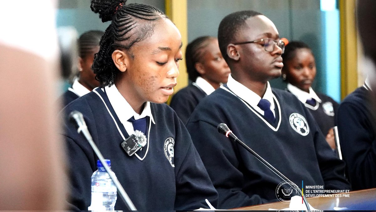 PmeMiniste43625's tweet photo. Le min des PME @JustinKALUMBA a reçu des élèves du Collège Saint-Damien de l’UPN ayant présenté des projets innovants en agriculture, transformation et numérique. Impressionné, il les a encouragés à structurer leurs initiatives, annonçant le programme « Debout Jeunes Congolais » https://t.co/G48uXWn6eA
