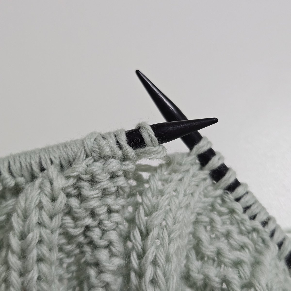 KnittingBAM's tweet photo. <쫀손도 꽈배기 이쁘게 뜨는 법>

예시 : 5x5 꽈배기

1. 5x5 꽈배기를 만든다 (5코와 5코 사이에 바늘비우기 1번하기)
2. 안뜨기 방향으로 찌르고 최대한 실을 길게 빼서 안뜨기를 한다.
3. 5코 안뜨기 후 바늘비우기 코는 그대로 빼낸다.
4. 마찬가지로 길게 빼서 안뜨기를 한다.

동영상은 타래에 https://t.co/cGzNkXKHtK