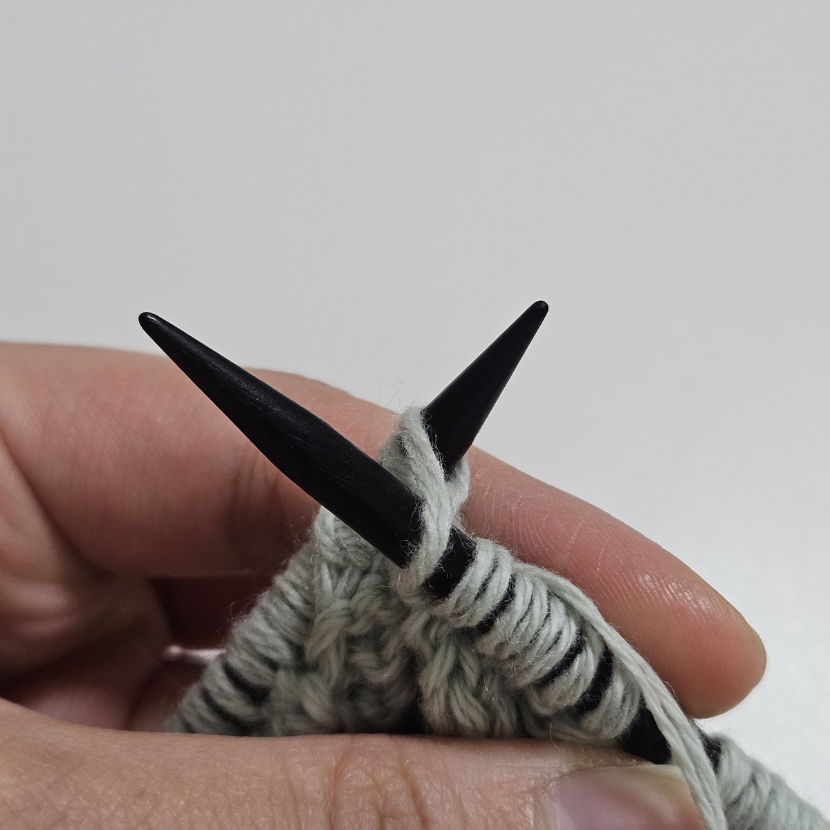 KnittingBAM's tweet photo. <쫀손도 꽈배기 이쁘게 뜨는 법>

예시 : 5x5 꽈배기

1. 5x5 꽈배기를 만든다 (5코와 5코 사이에 바늘비우기 1번하기)
2. 안뜨기 방향으로 찌르고 최대한 실을 길게 빼서 안뜨기를 한다.
3. 5코 안뜨기 후 바늘비우기 코는 그대로 빼낸다.
4. 마찬가지로 길게 빼서 안뜨기를 한다.

동영상은 타래에 https://t.co/cGzNkXKHtK