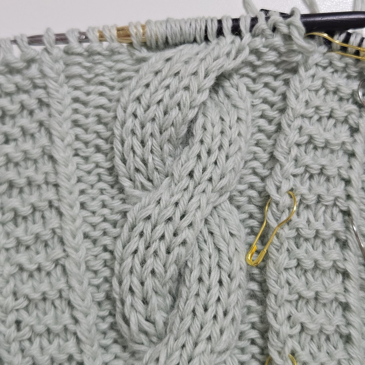KnittingBAM's tweet photo. <쫀손도 꽈배기 이쁘게 뜨는 법>

예시 : 5x5 꽈배기

1. 5x5 꽈배기를 만든다 (5코와 5코 사이에 바늘비우기 1번하기)
2. 안뜨기 방향으로 찌르고 최대한 실을 길게 빼서 안뜨기를 한다.
3. 5코 안뜨기 후 바늘비우기 코는 그대로 빼낸다.
4. 마찬가지로 길게 빼서 안뜨기를 한다.

동영상은 타래에 https://t.co/cGzNkXKHtK