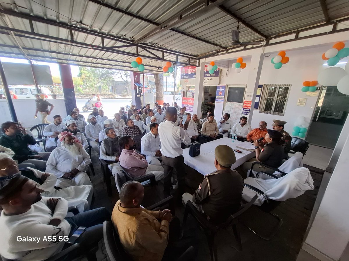 एसपी हापुड़ के निर्देशन में आगामी त्योहारों (होली व ईद) को सकुशल एवं शांतिपूर्ण सम्पन्न कराये जाने हेतु उप जिलाधिकारी व क्षेत्राधिकारी गढ़ <a href="/ItsmeStuti8/">Stuti Singh</a> द्वारा थाना गढ़मुक्तेश्वर व सिंभावली के धर्मगुरुओं व गणमान्य/संभ्रांत व्यक्तियों के साथ पीस कमेटी की मीटिंग आयोजित कर सभी से