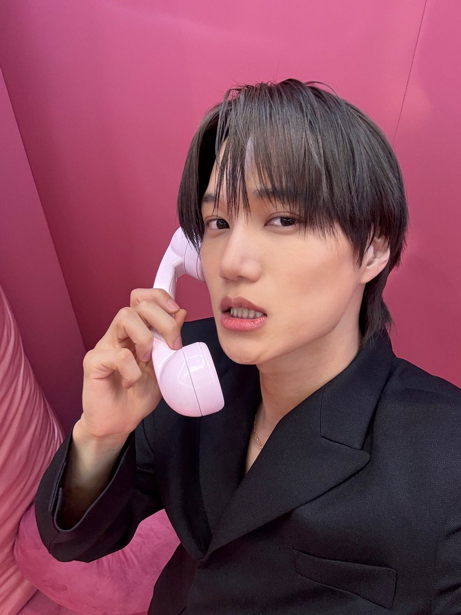 kai_mtyy's tweet photo. 260226🐻 | Actualización de #KAI en 🫧

🕙 20:43 (KST)
🐻: 📷
🐻: Me teñí el cabello~.
🐻 La cámara frontal y el altavoz del celular se volvieron a descomponer~.
🐻 Se escucha el sonido como si fuera una interferencia de frecuencia.
🐻: 📷
🐻 Voy a usar el celular hasta que grite pidiendo que lo salven.
🕙 22:08 (KST)
🐻 ¡¡¡Kim Dyongin!!!!! Acabo de volver de trabajar.
🐻 Mis labios también acaban de volver de trabajar.
🐻:📷