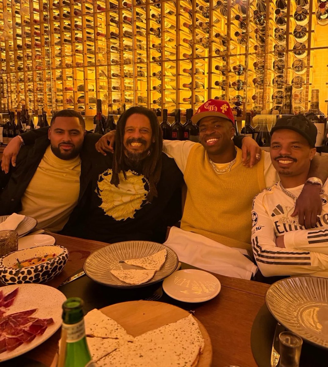 Vini Jr. with Bob Marley’s family. 🇧🇷🇯🇲