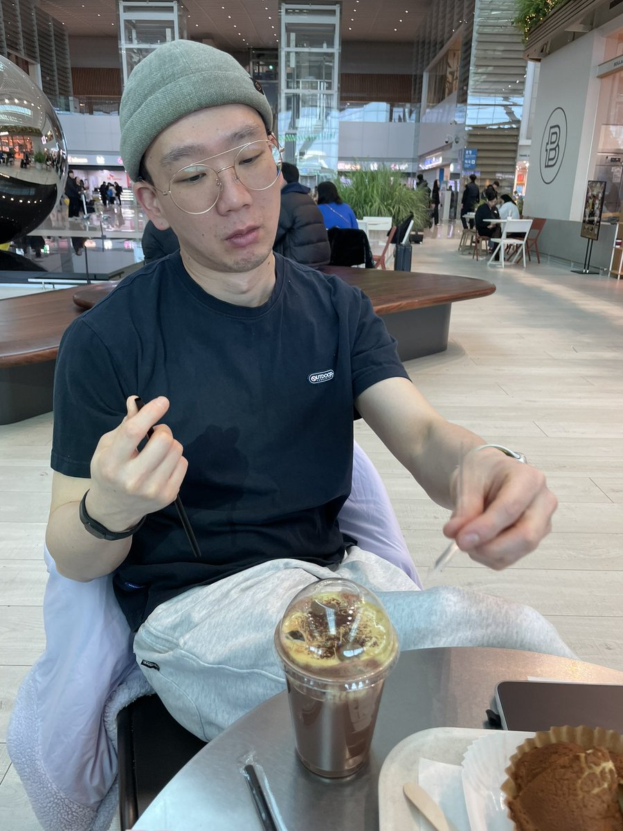 bbonggul's tweet photo. 태교여행가는날 집에 여권두고 공항간 베비네를위해ㅋㅋㅋㅋㅋ나경도 나경이차도 나도 아침부터 열일함 ㅋㅋㅋ결국ㅋㅋ급허기져서 둘다 탄수화물과초코로 에너지채우는중 ㅋㅋㅋㅋ과속안걸린게
기적 ㅋㅋㅋㅋ https://t.co/vcgfWR9L78