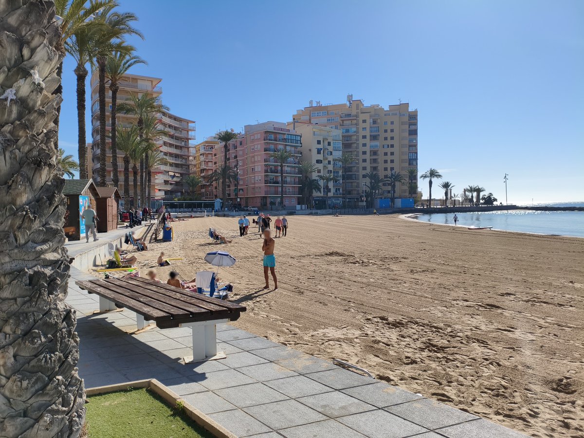 MeteOrihuela's tweet image. ¡Recta final de #febrero! Soleada, tranquila, descansando de la racha de vendavales que nos han afectado en lo que va de #Año2026 en el sureste de la #PenínsulaIbérica. Este mediodía (26/02/2026), vistas de la Playa del Cura, en #Torrevieja (#Alicante). Imágenes: Oleksandr Edel.