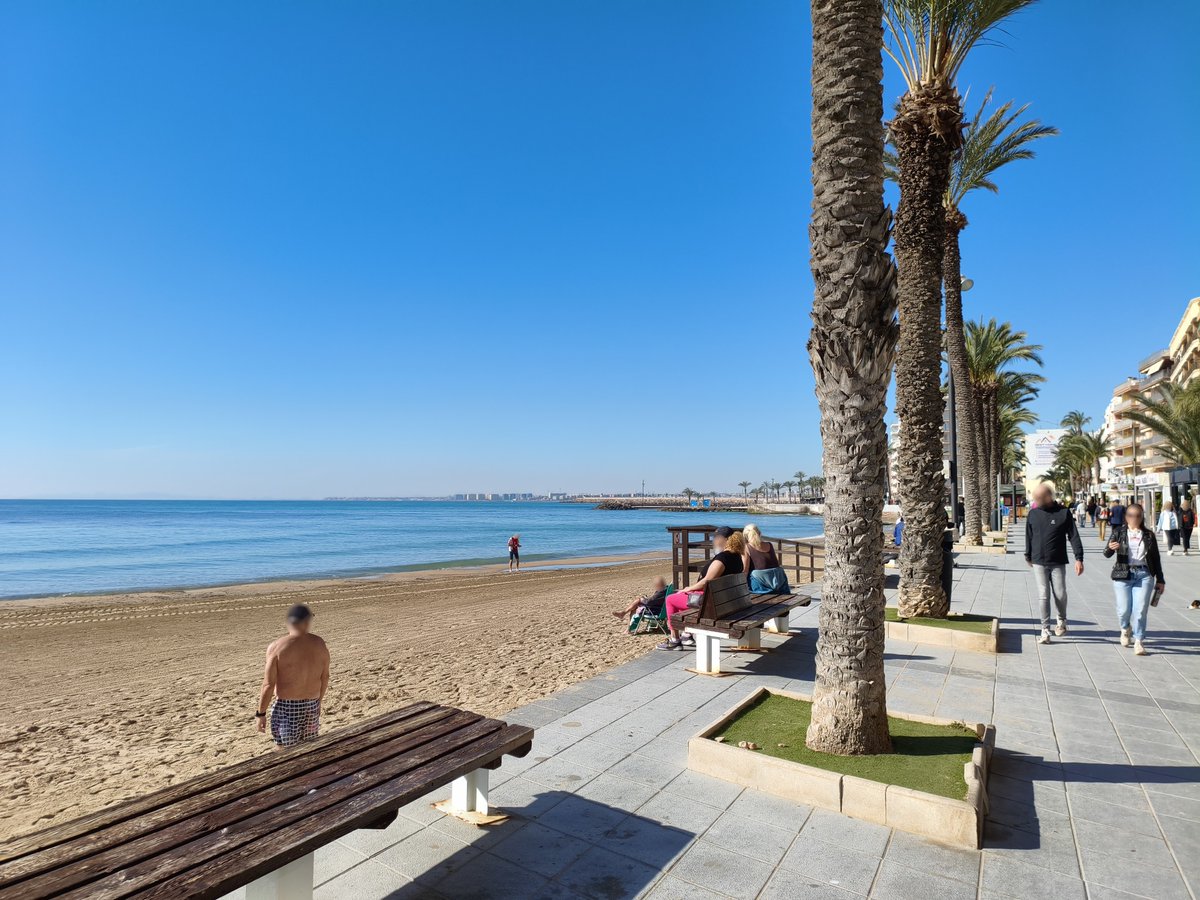 MeteOrihuela's tweet image. ¡Recta final de #febrero! Soleada, tranquila, descansando de la racha de vendavales que nos han afectado en lo que va de #Año2026 en el sureste de la #PenínsulaIbérica. Este mediodía (26/02/2026), vistas de la Playa del Cura, en #Torrevieja (#Alicante). Imágenes: Oleksandr Edel.