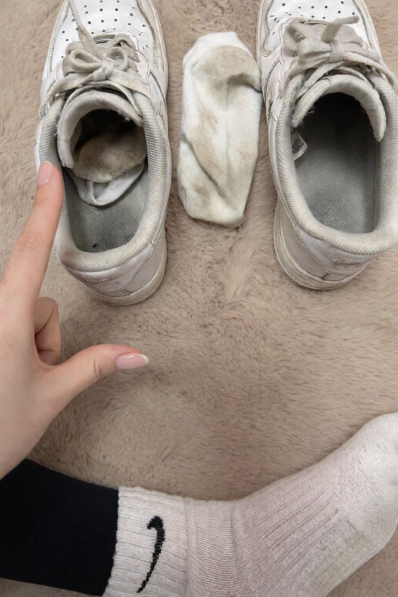 LadyyMajaa's tweet photo. Patrzcie jakie zdjęcie  odkopałam z galeri 🤣  ✨
Na czym najpierw skupiasz wzrok, skarpetki czy może buciki 🤭 https://t.co/3LV5085tSU