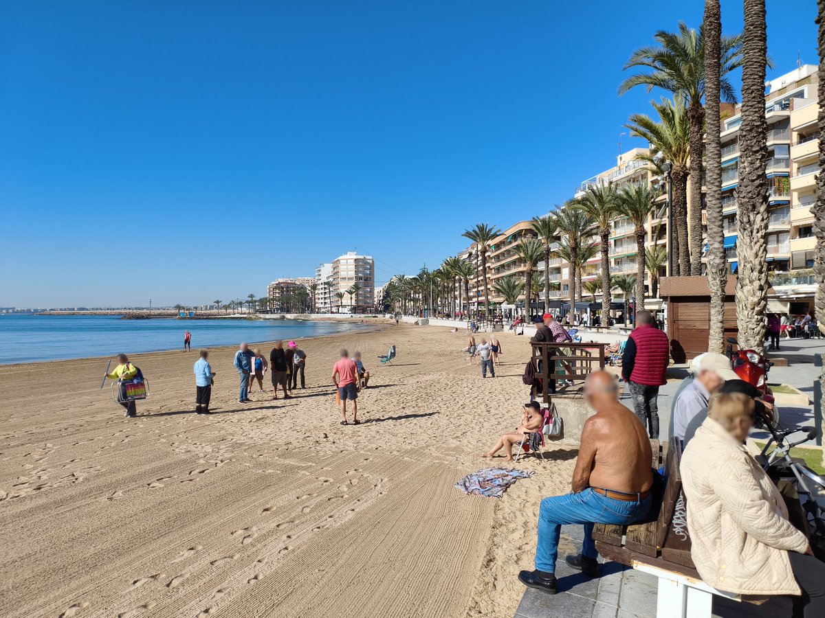 MeteOrihuela's tweet image. ¡Recta final de #febrero! Soleada, tranquila, descansando de la racha de vendavales que nos han afectado en lo que va de #Año2026 en el sureste de la #PenínsulaIbérica. Este mediodía (26/02/2026), vistas de la Playa del Cura, en #Torrevieja (#Alicante). Imágenes: Oleksandr Edel.