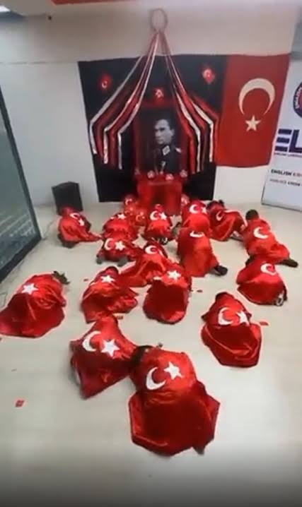 otaskin75's tweet photo. @nazofcanad4no Yazik cocuklara....
Kemal7st egitim sistemi tapinmayi ogretiyor... https://t.co/HH4CvXncOC