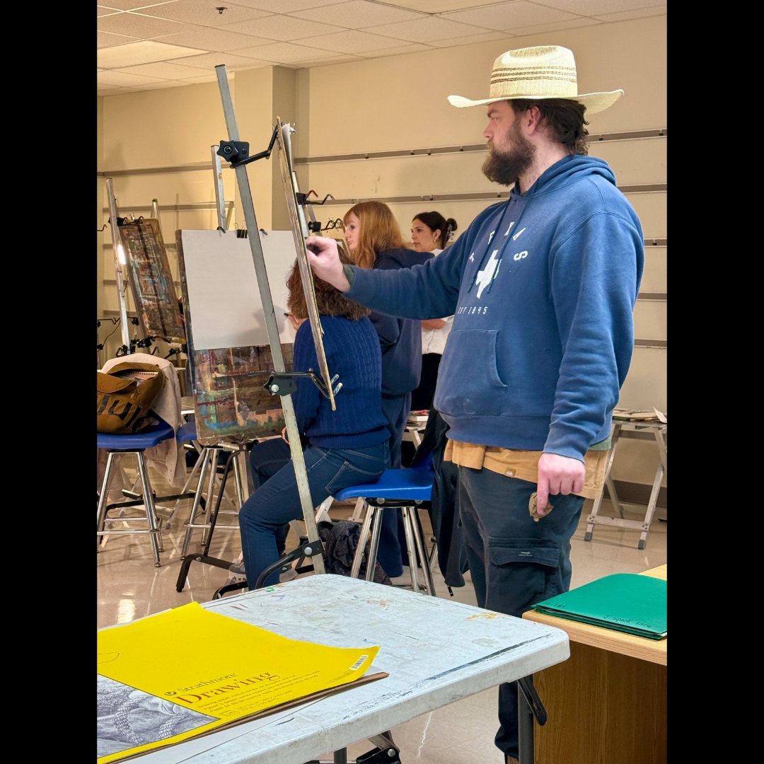 BlinnVisualArts's tweet photo. Students often work on drawing still life from observation in Drawing I (ARTS 1316) class. Still life drawing uses objects in an intentional arrangement. These class exercises teach exploration of composition while focusing on elements like form, light, and texture. ✏️ https://t.co/zw9s9xezoQ
