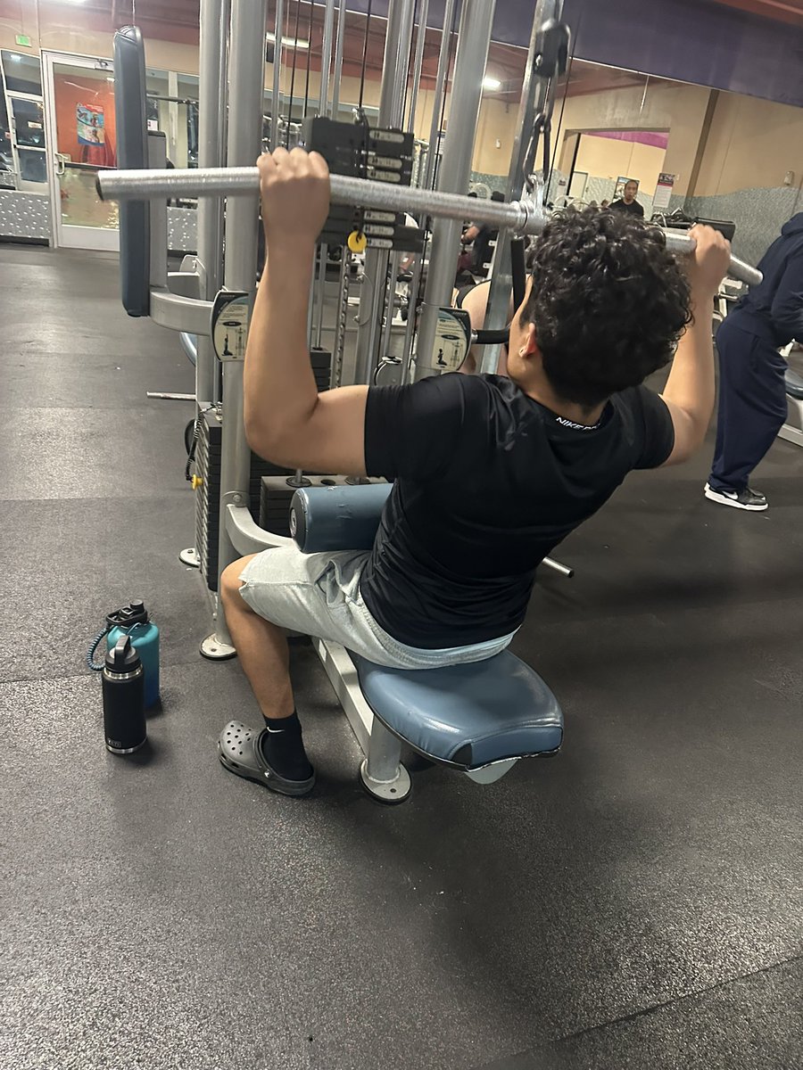 Jayden_Atwal's tweet photo. I have been getting is some great work at the gym this week.  Focused on technique and understanding where I currently am weight wise for the different workouts.  Body is sore but that means it’s working. #HardWork #Football #DontStop https://t.co/3WFPwrZwKJ