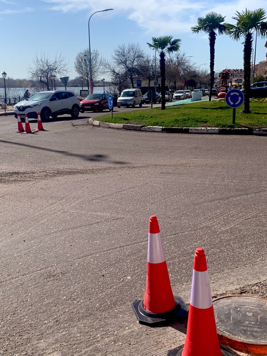Semanas y semanas soportando las “obras de humanización”. A lo de las cosas a medio terminar o a los trastos ya estamos acostumbrados, pero la falta de señalización horizontal va a originar algún disgusto. Y no será porque no estamos avisando. En fin.