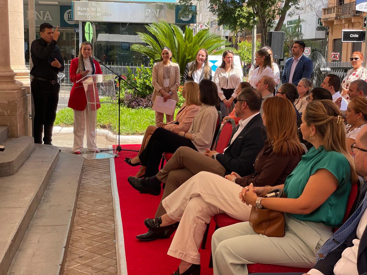 itaipuparaguay's tweet photo. 🏛️ En la explanada del Panteón Nacional de los Héroes se lanzó oficialmente “Revive la Historia del Paraguay – Un Tour para Todos”, el primer circuito turístico accesible e inclusivo de Asunción, que integra al Panteón y a la Casa de la Independencia. Esta iniciativa contó con la participación de profesional de ITAIPU.

🏛️ La Lic. Lorena Brítez, de la Asesoría de Turismo, presentó la propuesta, la cual fue seleccionada y financiada por la Secretaría Nacional de Turismo (Senatur) tras una evaluación técnica. El recorrido incorpora rampas, sistema Braille, imágenes 3D y contenidos digitales accesibles mediante códigos QR, entre otras innovaciones, promoviendo un modelo pionero de turismo inclusivo en el país.

Leé aquí 👉  https://t.co/V60r2QaUys