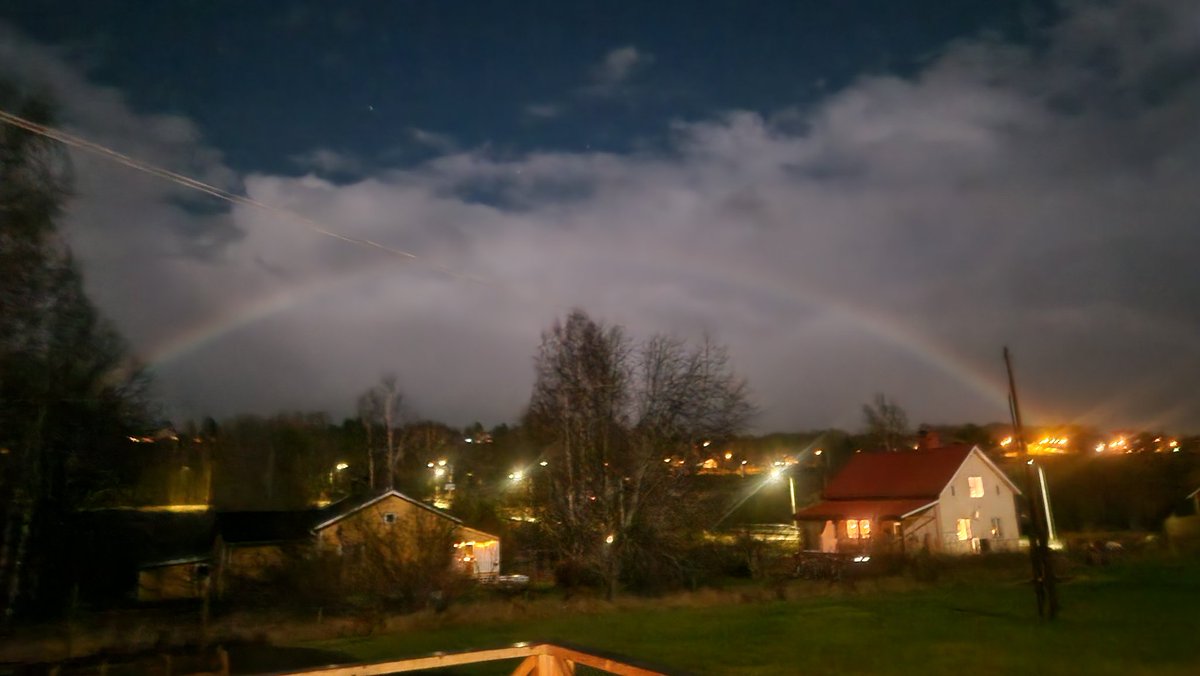 seegers023's tweet photo. @Swedish_martijn Ik heb deze foto vorig jaar om 4 uur 's nachts gemaakt net voordat Mike Tyson tegen Jake Paul vocht! Een regenboog van het maanlicht! Bijzonder of niet!! Ik heb hier natuurverschijnselen gezien die ik niet kende en nooit heb gezien! Super is dat! https://t.co/SehlW5sfzb