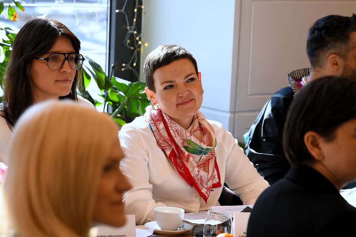 zespolslask's tweet photo. Rok 2026 jest Rokiem Andrzeja Wajdy. W inaugurującym obchody spotkaniu z Panią Ministrą Kultury Martą Cienkowską uczestniczył Zespół „Śląsk”, który reprezentował kierownik artystyczny Jarosław Świątek - pomysłodawca, reżyser spektaklu „Wajda Kilar Śląsk”. @kultura_gov_pl https://t.co/m3wdo27kXH