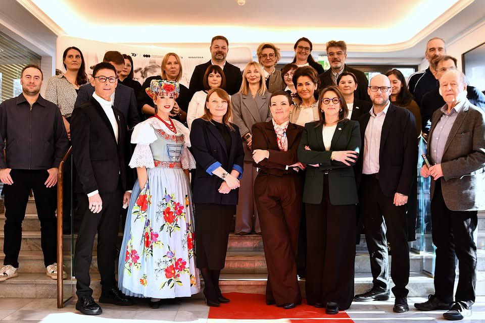 zespolslask's tweet photo. Rok 2026 jest Rokiem Andrzeja Wajdy. W inaugurującym obchody spotkaniu z Panią Ministrą Kultury Martą Cienkowską uczestniczył Zespół „Śląsk”, który reprezentował kierownik artystyczny Jarosław Świątek - pomysłodawca, reżyser spektaklu „Wajda Kilar Śląsk”. @kultura_gov_pl https://t.co/m3wdo27kXH