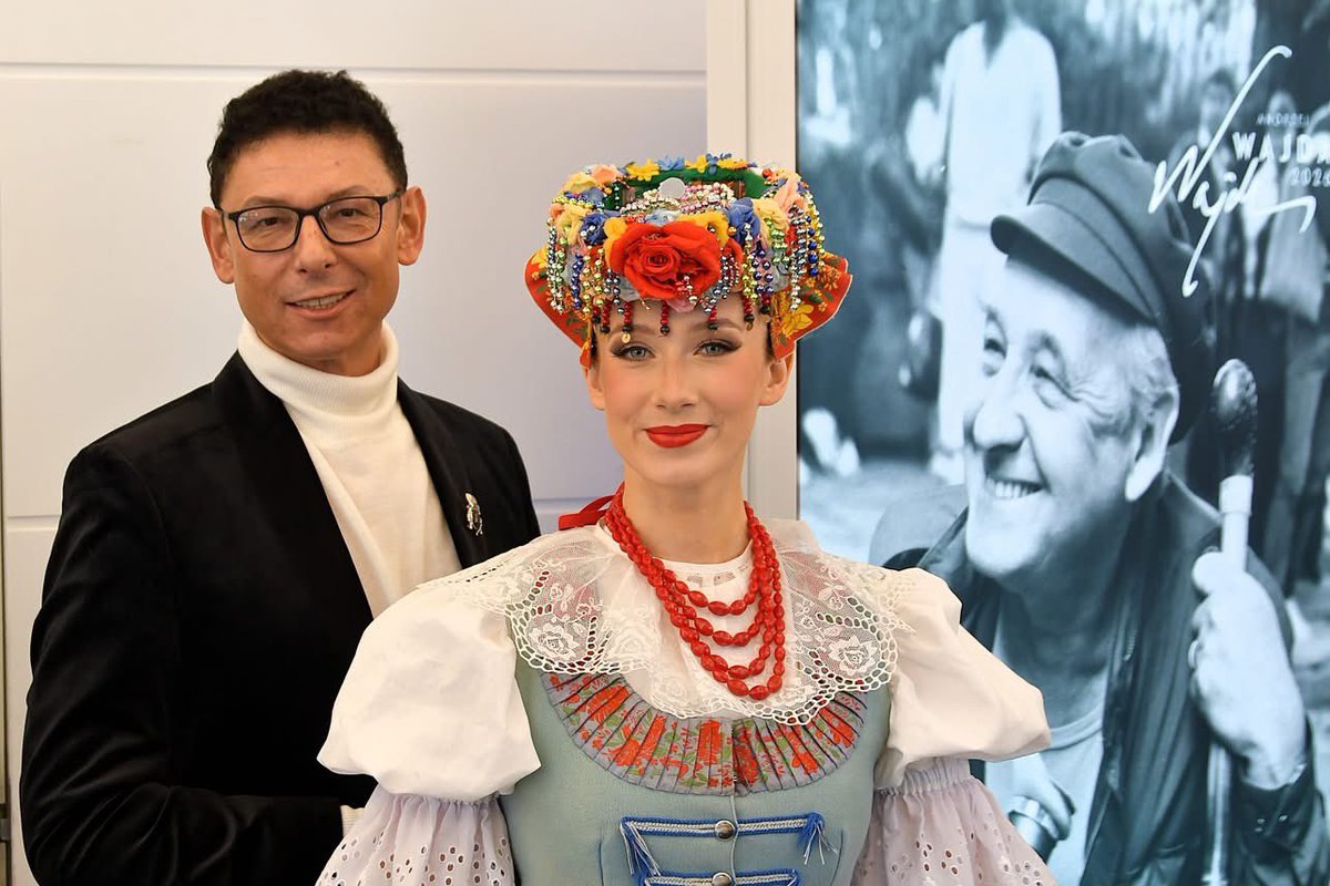zespolslask's tweet photo. Rok 2026 jest Rokiem Andrzeja Wajdy. W inaugurującym obchody spotkaniu z Panią Ministrą Kultury Martą Cienkowską uczestniczył Zespół „Śląsk”, który reprezentował kierownik artystyczny Jarosław Świątek - pomysłodawca, reżyser spektaklu „Wajda Kilar Śląsk”. @kultura_gov_pl https://t.co/m3wdo27kXH