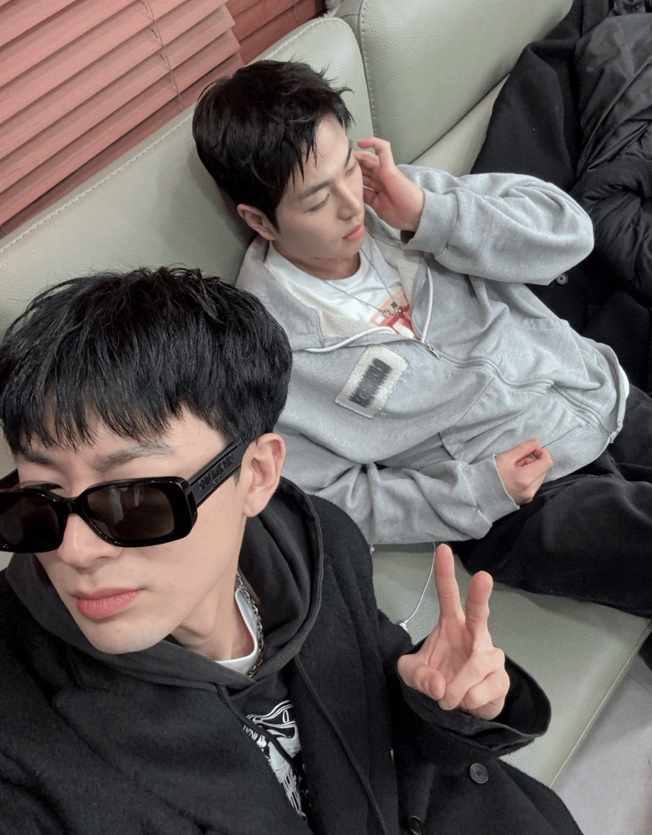 yunhyeong sent a pic with junhoe from backstage at jinhwan’s last concert 🥹🖤