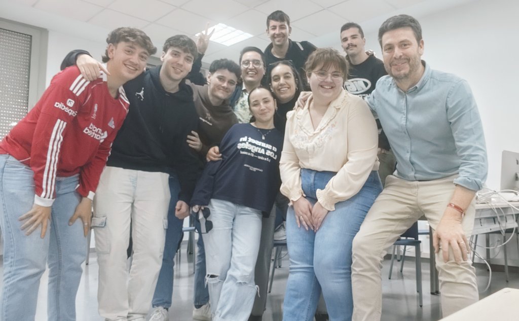 Un día divertidísimo con los alumnos del Máster de Periodismo Deportivo de la @fcom_us de la <a href="/unisevilla/">Universidad de Sevilla</a> ¡¡Viva el Real Plutón FC!!