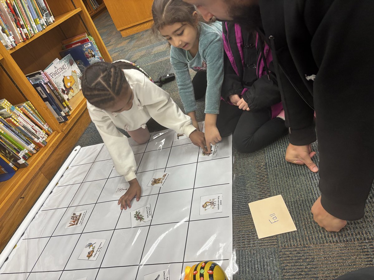 sheabeteachin's tweet photo. Our firsties were busy bees teaching Mr. Reggie how to create an algorithm to identify seasonal patterns @Landstown_ES #VBITS https://t.co/awVs1fuxgg